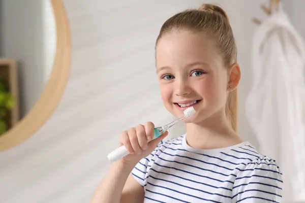 Мила Дівчинка Чистить Зуби Електричною Зубною Щіткою Ванній Кімнаті Простір — стокове фото