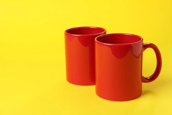 Дві Червоні Керамічні Чашки Жовтому Тлі Простір Тексту — стокове фото