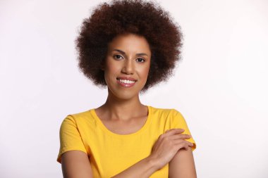 Beyaz arka planda büyüleyici makyajlı güzel bir genç kadının portresi.