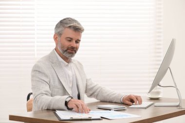 Ofisteki ahşap masada çalışan profesyonel muhasebeci.