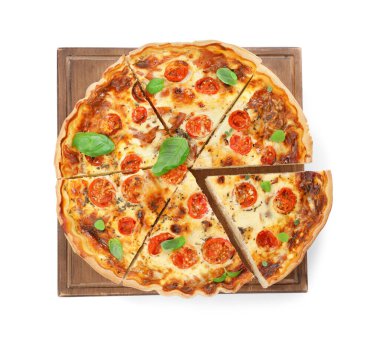 Nefis ev yapımı kiş, prosciutto, domates ve fesleğen ile beyaza izole edilmiş, üst manzara.
