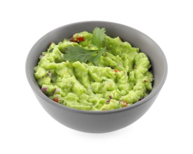 Bir kase lezzetli guacamole maydanozlu beyaz üzerine izole edilmiş