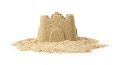 Beyaz üzerine izole edilmiş güzel şatosu olan kum yığını