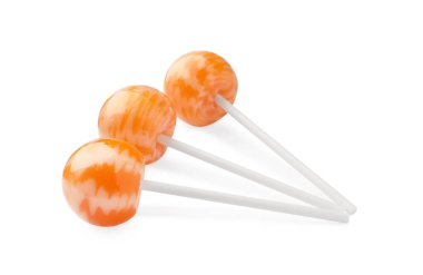 Birçok tatlı renkli lolipop beyaza izole edilmiş.