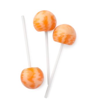 Birçok tatlı renkli lolipop beyaz, üst manzara izole