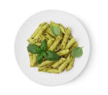 Pesto soslu lezzetli makarna ve fesleğen beyaza izole edilmiş, üst manzara.