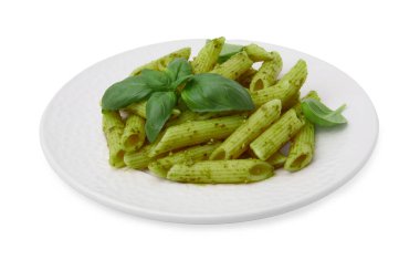 Pesto soslu lezzetli makarna ve beyaz üzerine izole edilmiş fesleğen