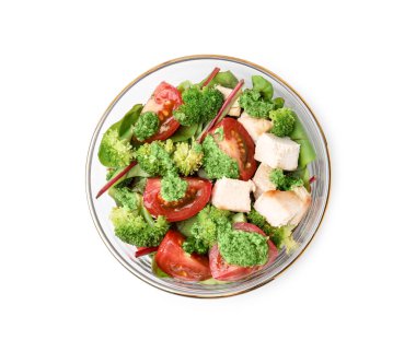 Beyaz bir kasede, soslu nefis salata.