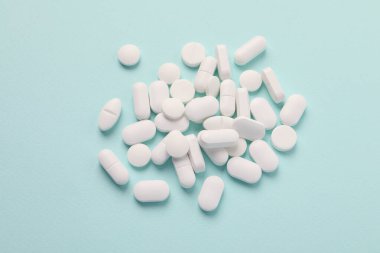 Nane arkaplanda beyaz haplar yığını.