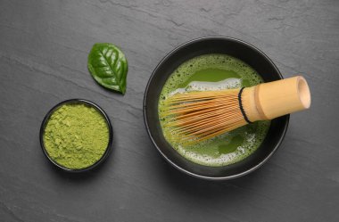 Düz kompozisyon ve gri masada kibrit çayı.