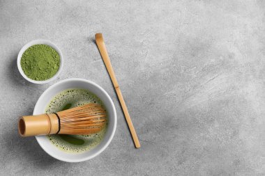 Açık gri desenli masa üzerinde kibrit çayla düz kompozisyon, metin için boşluk