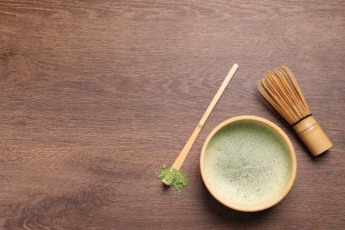 Düz kompozisyon ve ahşap masa üzerinde kibrit çayı, metin için boşluk