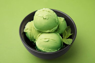Lezzetli kibritli dondurma yeşil masada.
