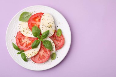 Menekşe masasında otlu Caprese salatası, en iyi manzara. Metin için boşluk