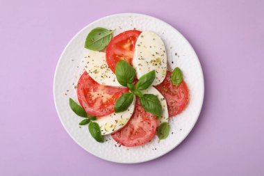 Menekşe masasında otlu Caprese salatası.