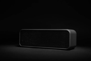 Siyah arkaplanda taşınabilir bir bluetooth hoparlör. Ses ekipmanları