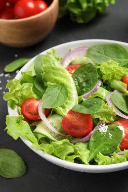 Gri masada nefis sebze salatası, yakın plan.