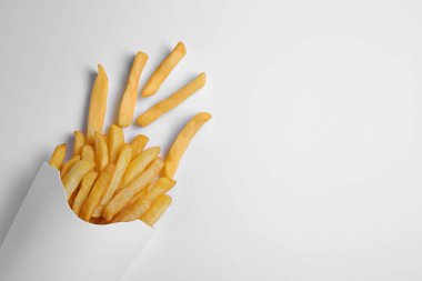 Beyaz masada patates kızartmalı kağıt bardak, düz. Metin için boşluk