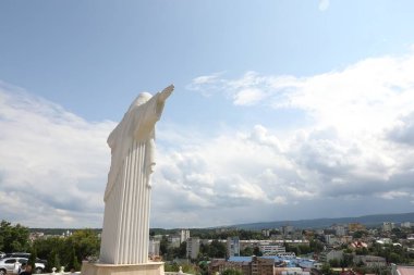 Truskavets, Ukrayna - 22 Temmuz 2023: Güzel şehir manzarasına karşı Kurtarıcı İsa Heykeli