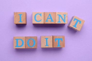Motivasyon konsepti. I Can 't Do It' ten I Can 't Do It' e geçiş cümlesini mor arkaplandaki T harfi ile ahşap küpü kaldırarak değiştiriyorum.