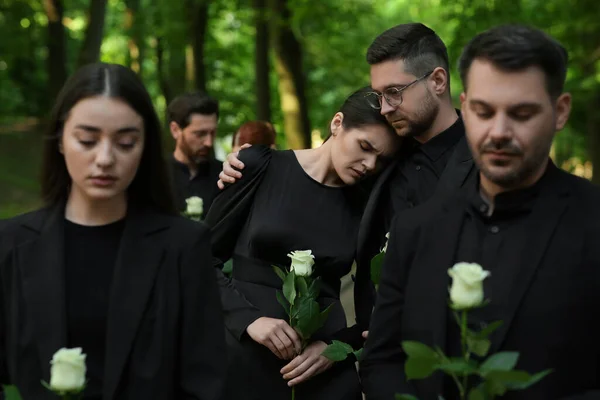 Похоронная Церемония Печальные Люди Белыми Цветами Роз Скорбящие Открытом Воздухе — стоковое фото