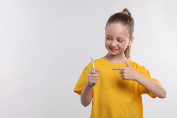 Щаслива Дівчина Тримає Зубну Щітку Білому Тлі Простір Тексту — стокове фото