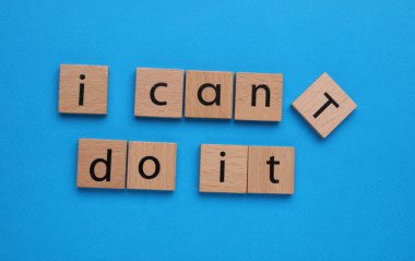 Motivasyon konsepti. I Can 't Do It' ten I Can Do It 'e geçiş cümlesini, açık mavi arkaplanda T harfiyle ahşap kareyi kaldırarak değiştiriyorum.