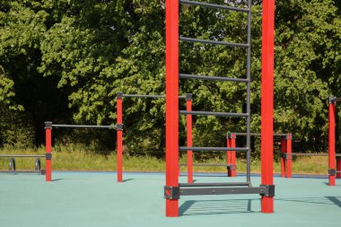 Parkta spor aletleri olan boş bir spor salonu.