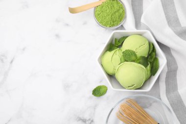 Lezzetli kibrit dondurması, pudra, bambu çırpısı ve kaşık beyaz mermer masa, düz. Metin için boşluk