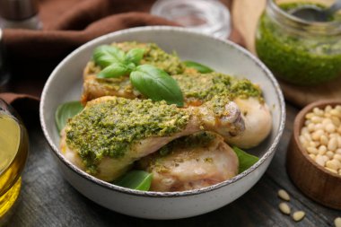 Pesto soslu tavuk budu ve kasede fesleğen, yakın plan.