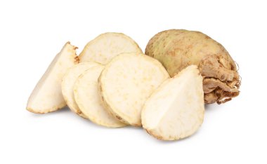 Beyaz üzerine izole edilmiş kereviz kökleri.