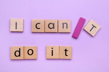 Motivasyon konsepti. I Can 't Do It' ten I Can 't Do It' e geçiş cümlesini menekşe arka planına / slash sembolü ekleyerek değiştiriyorum.
