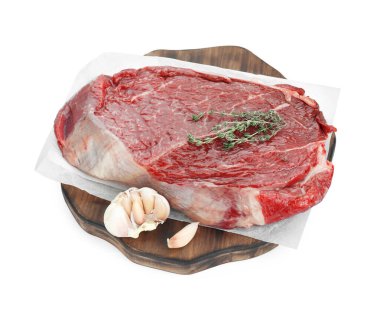 Tahta tahtada çiğ et, sarımsak ve kekik var.