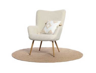 Beyaz yastıklı ve halı kaplı şık bir koltuk.