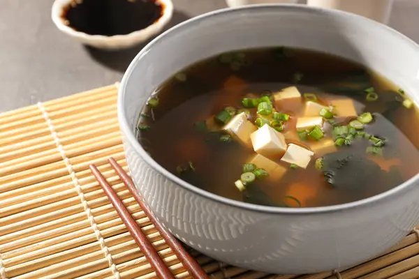 Μια Κούπα Νόστιμη Σούπα Miso Tofu Και Chopsticks Στο Τραπέζι — Φωτογραφία Αρχείου