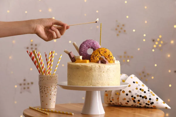 Gyertyát Gyújt Finom Torta Díszített Édességek Asztal Közelkép — Stock Fotó