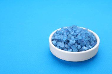 Açık mavi arkaplanda deniz tuzu tabağı, metin için boşluk