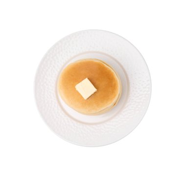 Tereyağlı leziz gözlemeler beyaza izole edilmiş, üst manzara