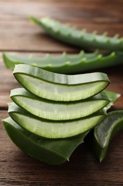 Taze aloe vera parçaları masada, yakın plan.