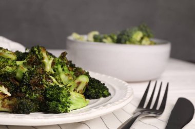 Beyaz masada servis edilen lezzetli brokoli, yakın plan.