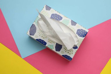 Renk arkaplanı, üst görünüm üzerine kağıt mendil kutusu