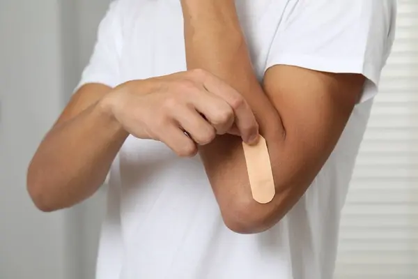 Homem Colocando Gesso Furar Cotovelo Dentro Casa Close — Fotografia de Stock