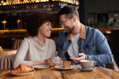 Uluslararası ilişkiler. Kafede romantik bir çift buluşuyor.
