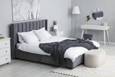 Şık bir yatak odası, geniş konforlu yatak odası, çekmeceler ve tuvalet masası.