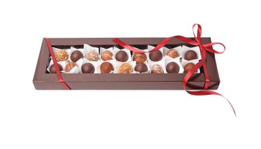 Beyaz üzerine izole edilmiş lezzetli çikolata şekerleriyle dolu bir kutu.