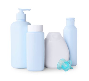 Bebek kozmetik ürünleri ve emzik beyaza izole edildi