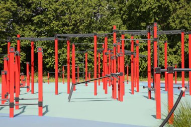 Parkta spor aletleri olan boş bir spor salonu.