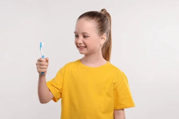 Щаслива Дівчина Тримає Зубну Щітку Білому Тлі — стокове фото