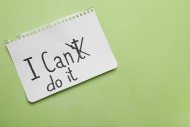 Motivasyon konsepti. I Can 't Do It' ten I Can Do It 'e geçiş cümlesi açık yeşil arka plandaki T harfinin üstünü çizerek. Metin için boşluk