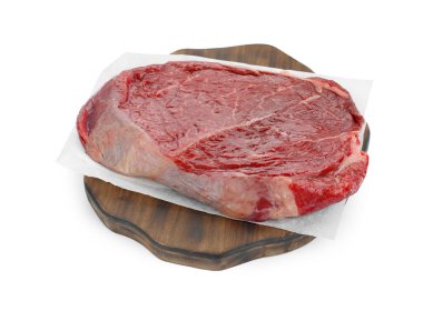 Tahta tahta, beyaz üzerinde çiğ et var.